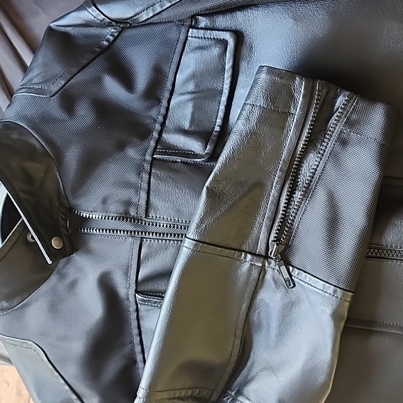 Danier leather jacket - Picture 2 of 8